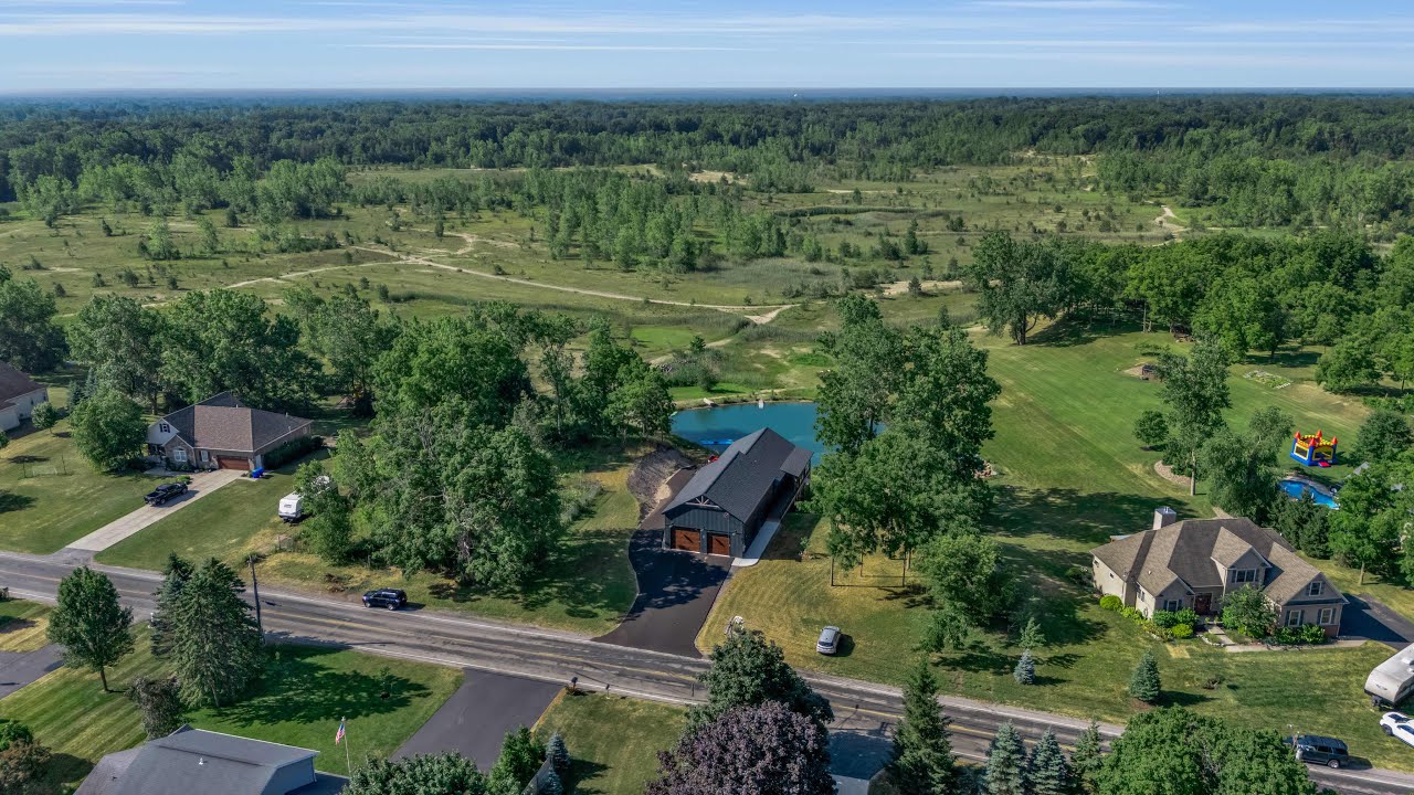 Custom modular barndominium with a grand front porch in Clarence, NY